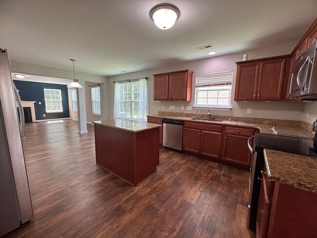 Building Photo - 5BR 3BA Home with Screened Porch