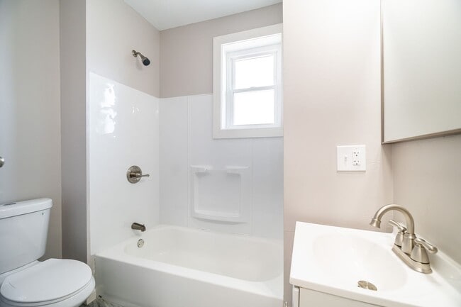 Building Photo - Updated 3 Bedroom Home for Rent! Large Yar...