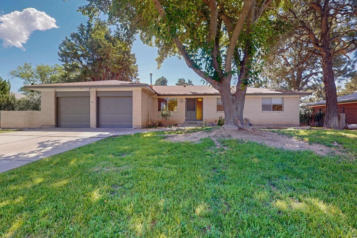 Foto principal - 3208 Texas St NE