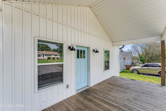 Building Photo - 5004 Knoxwood Dr