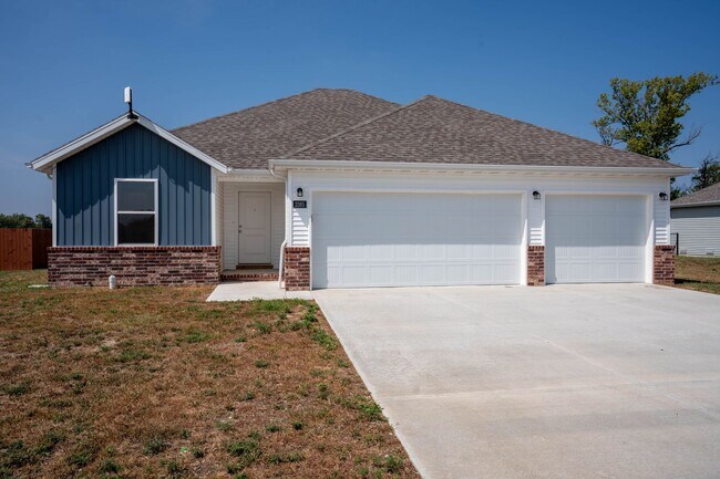 Foto del edificio - Beautiful newer 3 bed home with 3 car garage
