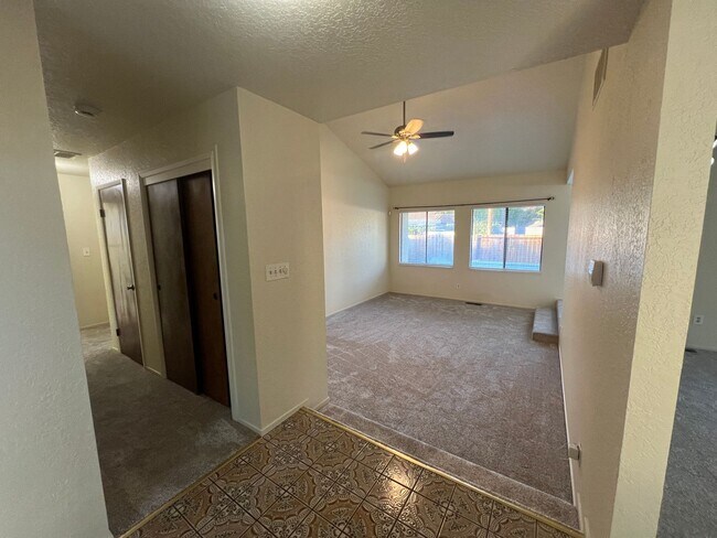 Foto del edificio - Single story home located in Lakewood Elementary School District!