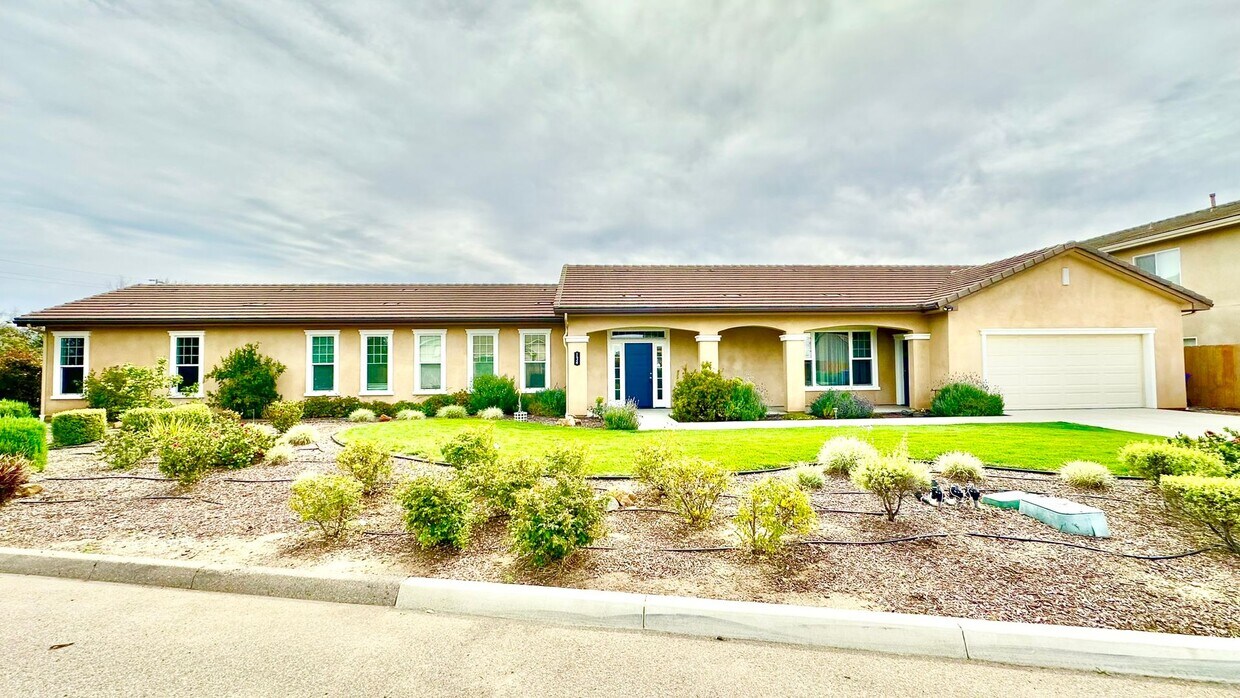 Primary Photo - Beautiful Newer Single-Story Home, Fully F...