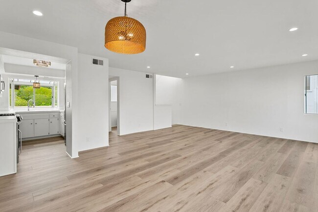 Foto del edificio - Bright, Beautiful & Newly Updated with Oce...