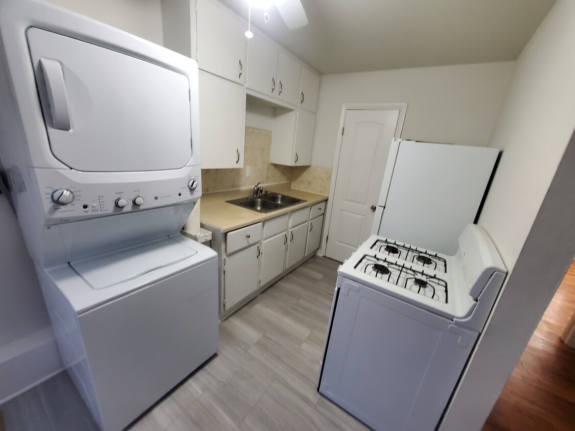 Galley kitchen with washer/dryer - 112 Oak St