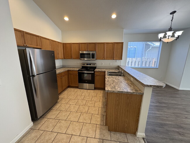 Building Photo - Single-level, 3-Bedroom in Fairview / Larg...
