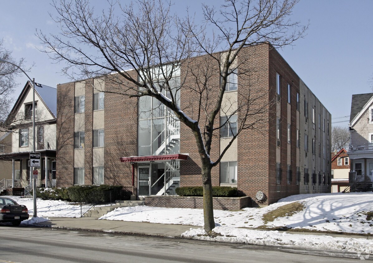 Primary Photo - 2619 N Oakland Ave
