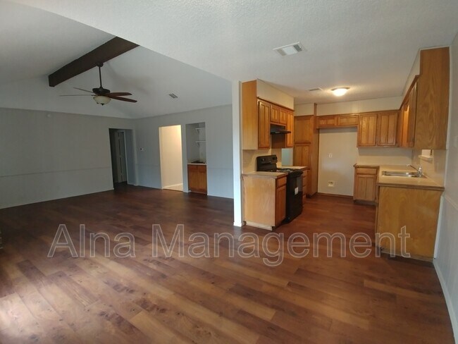 Foto del edificio - 6461 Whitehurst Dr