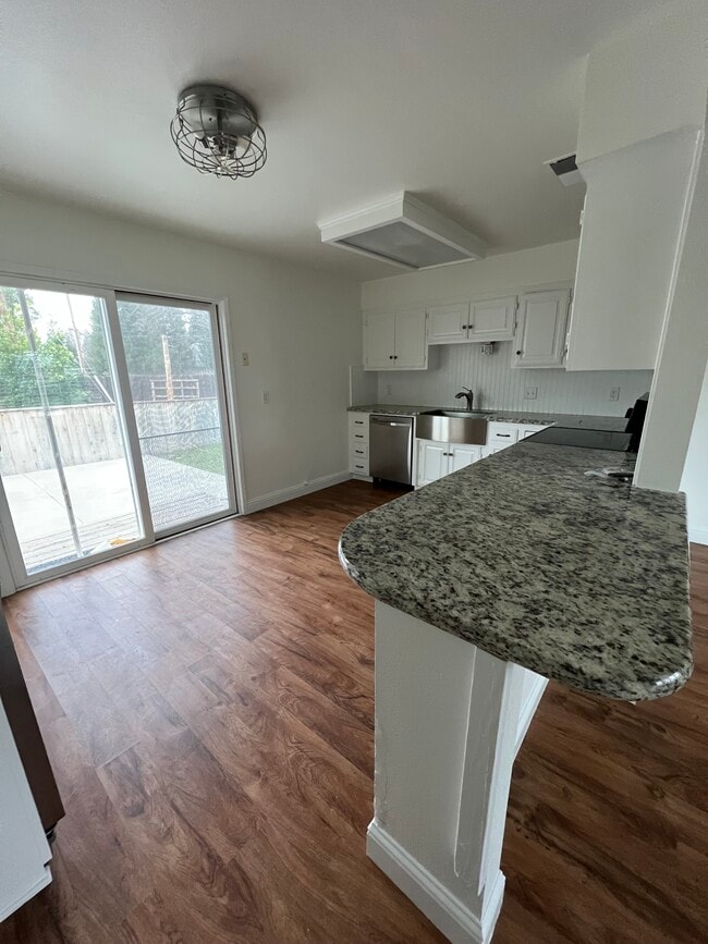 Building Photo - 152 N Pollasky Ave