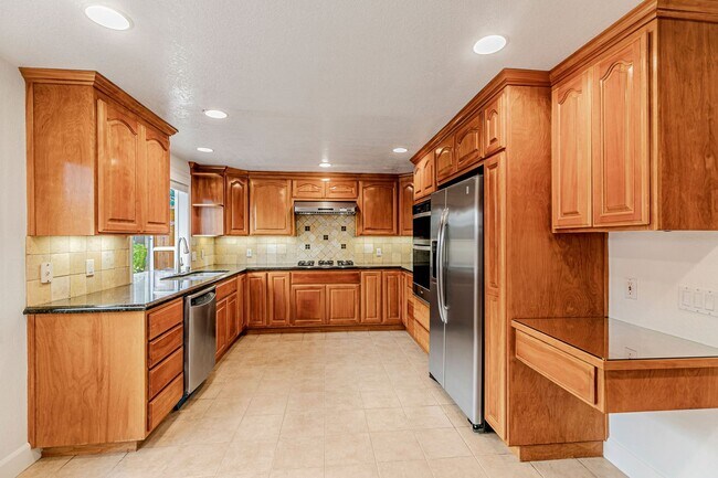 Foto del edificio - Spacious and Charming 4-Bedroom Home in Pr...