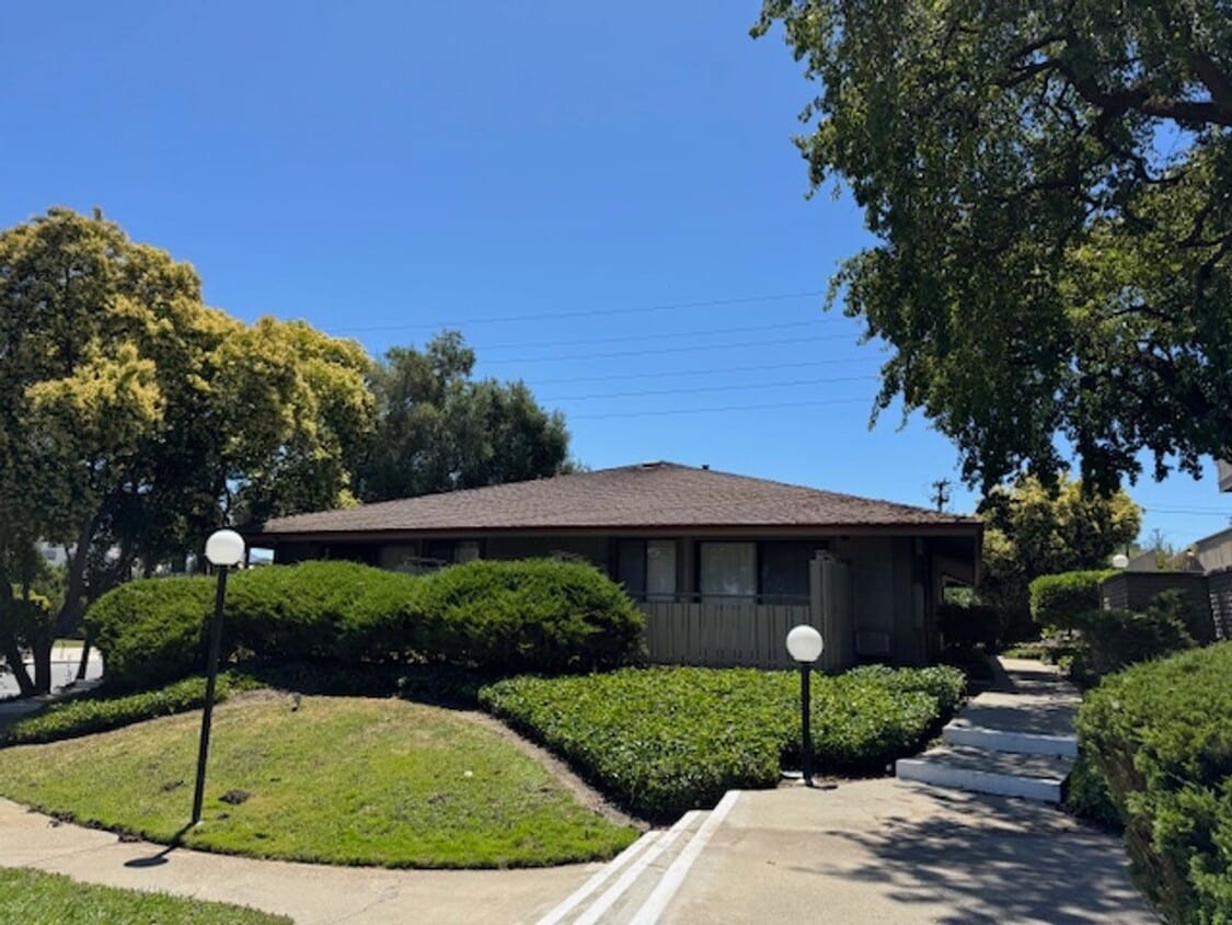 Primary Photo - 1 bedroom end unit-New plank flooring thro...