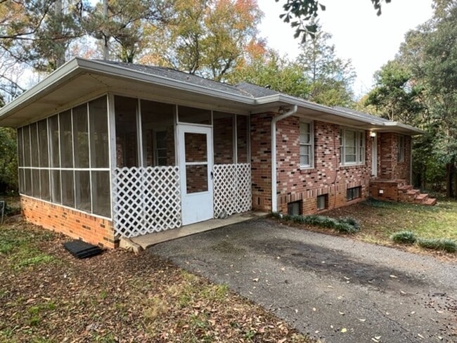 Building Photo - 3 bed 2 bath! UPSTAIRS!!