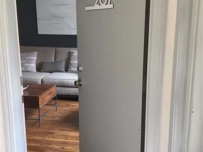 Foto del edificio - Charming 2-Bedroom Mid-Century Condo for L...