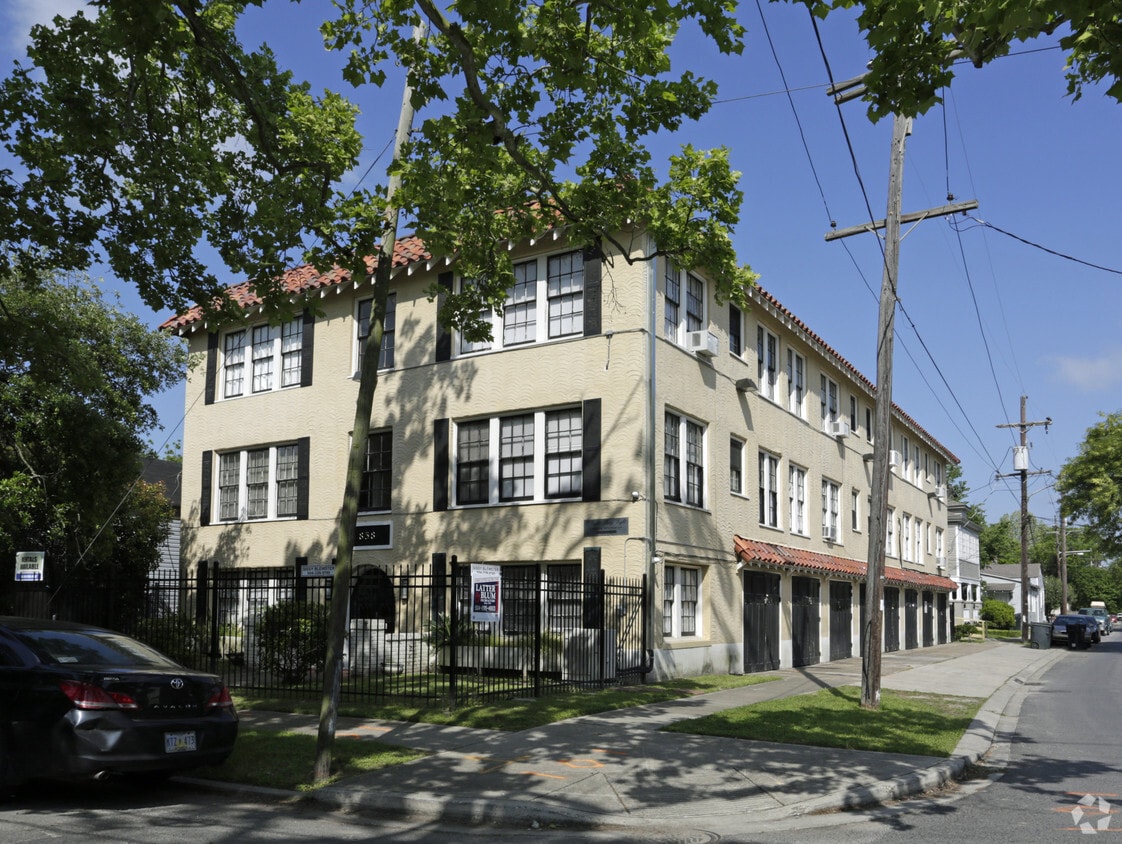 Primary Photo - Campus Walk Apts