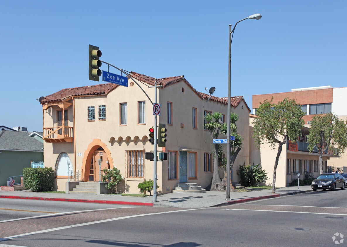 Primary Photo - Zoe Seville Apartments