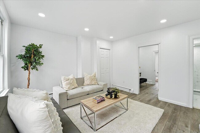 Building Photo - 283 GRIFFITH St