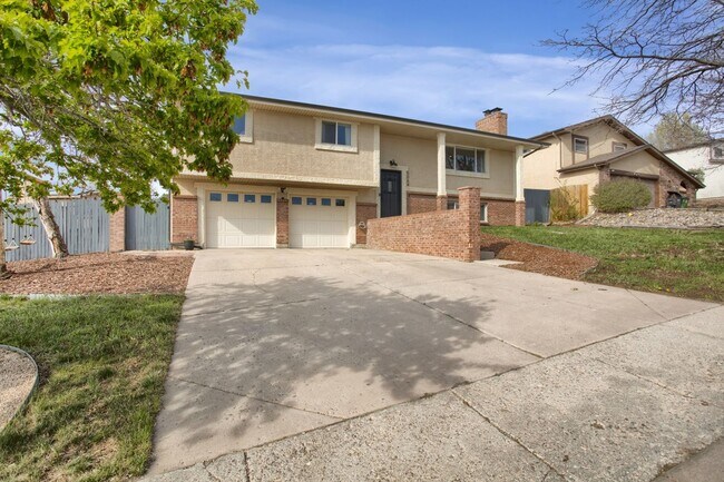 Foto del edificio - Spacious 4BR House in Colorado Springs