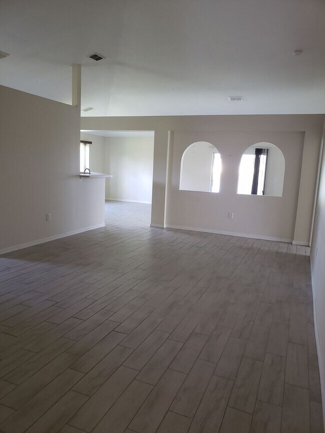 Foto del edificio - 2735 Suncoast Lakes Blvd