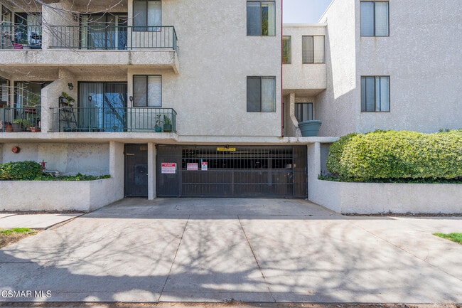 Building Photo - 7211 Cozycroft Ave
