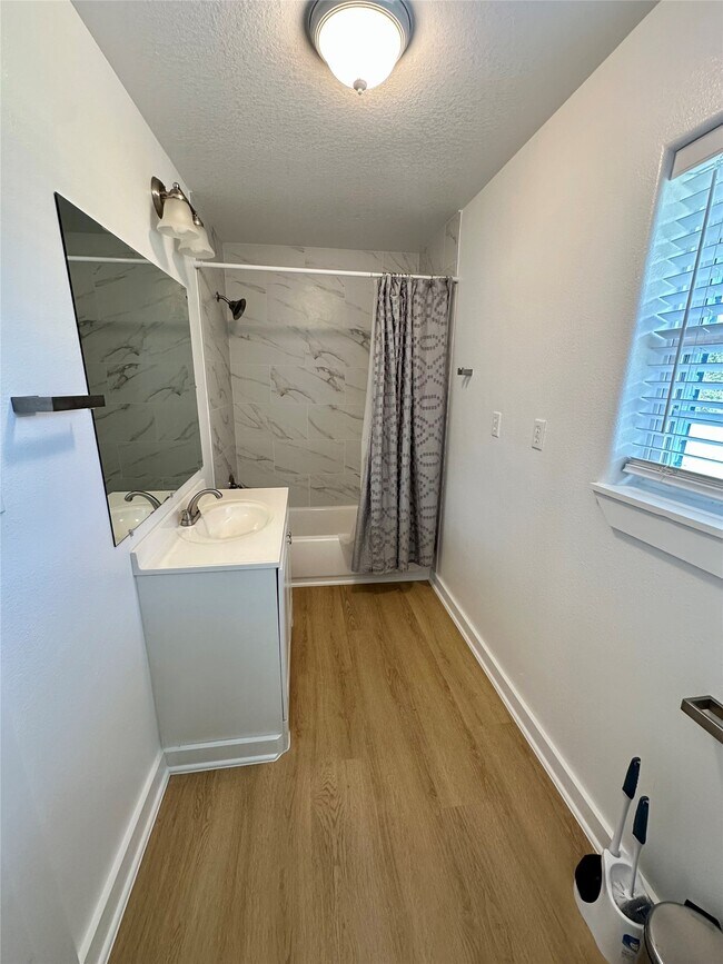 Foto del edificio - 305 Miles Rd