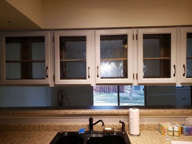 Building Photo - 2 BEDROOM, 2 1/2 BATH TOWNHOME W/2 CAR GAR...