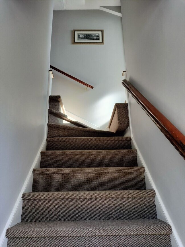 Building Photo - Fully Furnished 2BR/1BA Apartment with Uti...