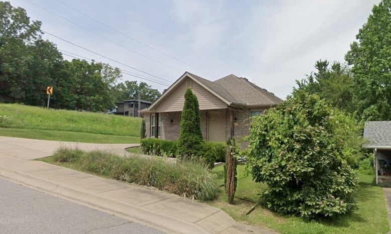 Building Photo - 1217 N Stephens Ave