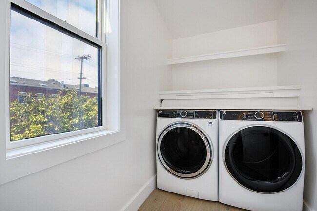 Building Photo - Stunning 2BD/2BA with Top of the Line Fini...