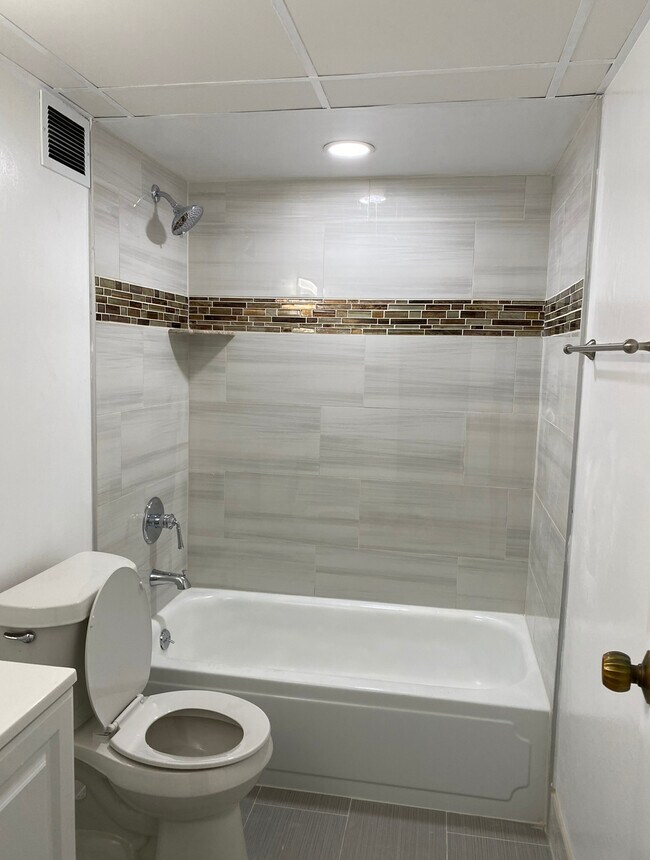 Baño - 801 Yale Ave