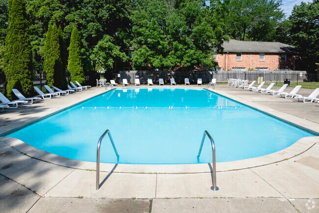 Pool - Jamestown Apartments & Townhomes