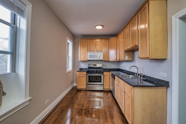 Foto del edificio - 2450 W Addison St