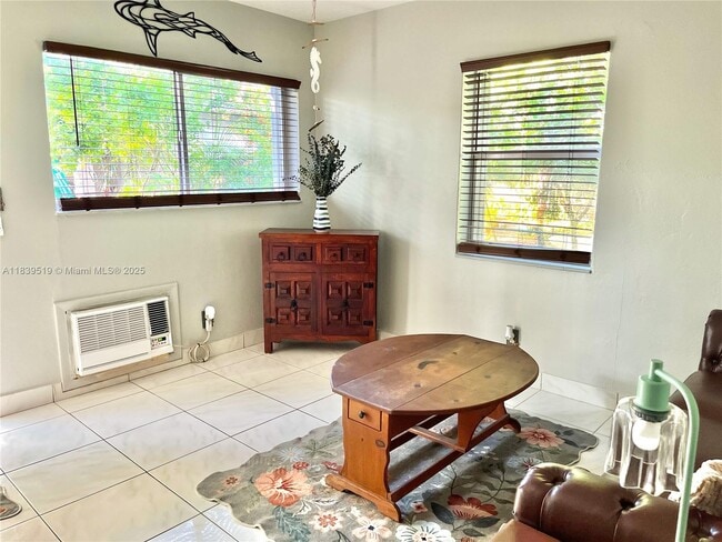 Foto del edificio - 1566 1/2 NE 33rd St
