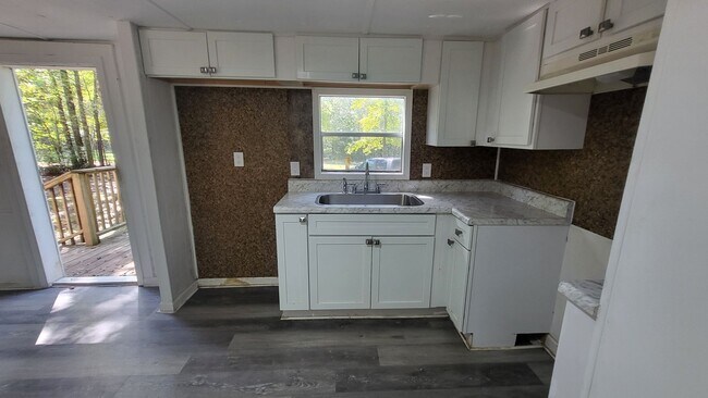 Building Photo - Two Bedroom Mobile home on Large Lot!
