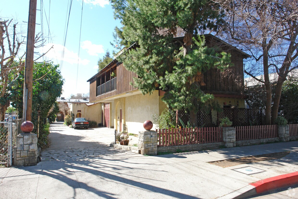 Primary Photo - 14430 Vose St