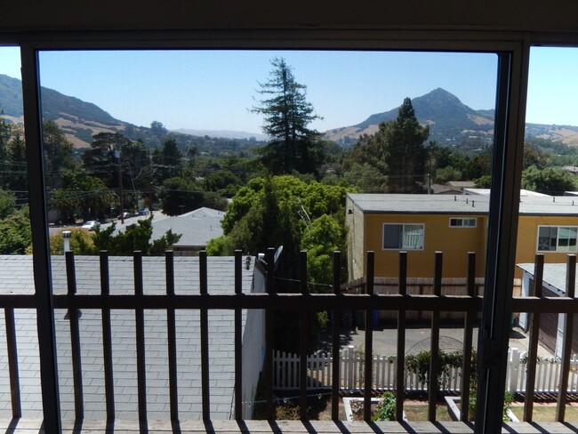 Foto del edificio - AVAILABLE AUGUST - Spacious SLO Townhome C...