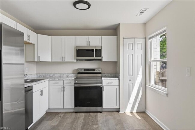 Building Photo - Corner Townhome in Virginia Beach