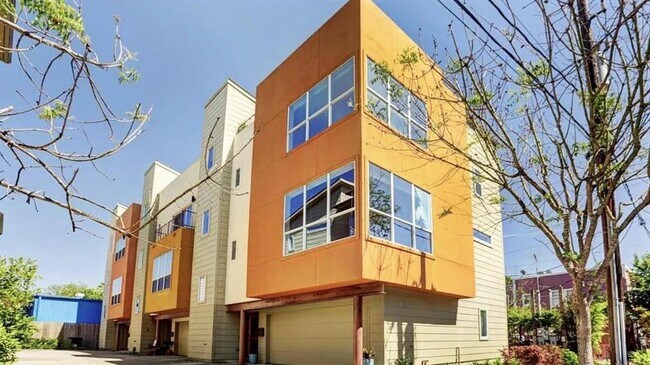 Building Photo - 2303 Whitney St