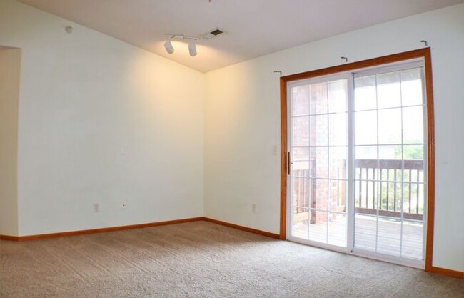 Foto del edificio - $1,195 | 2 Bedroom, 1 Bathroom Condo | Pet...