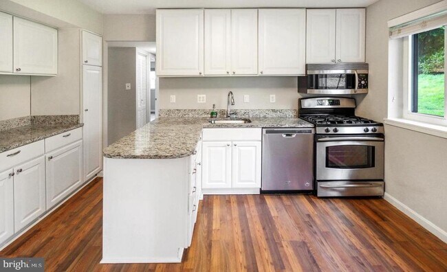 Building Photo - 1661 Parkcrest Cir