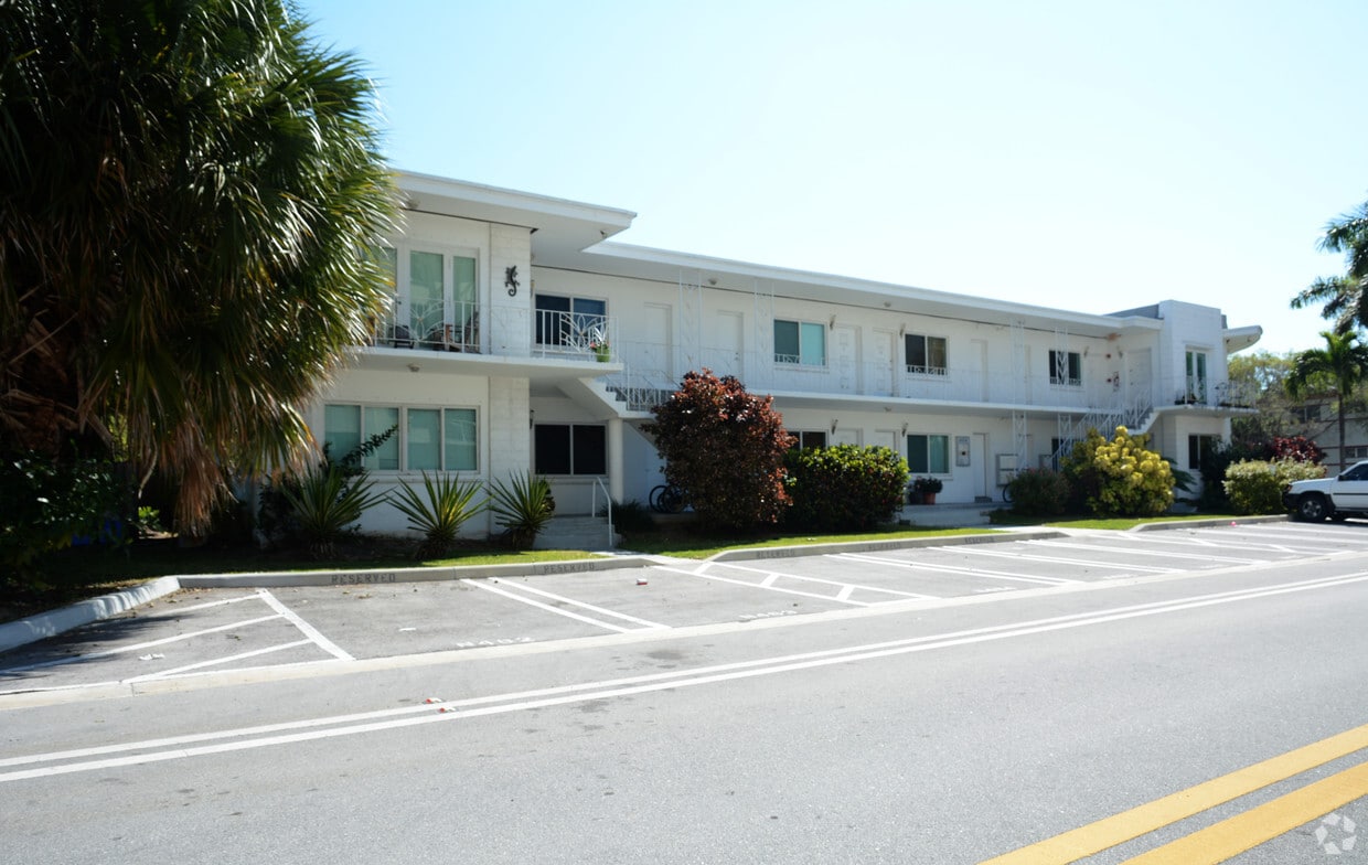 Primary Photo - 10101 W Bay Harbor Dr