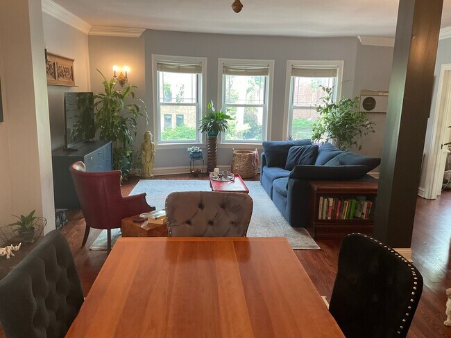 Planta abierta con comedor y sala de estar. - 825 Forest Ave