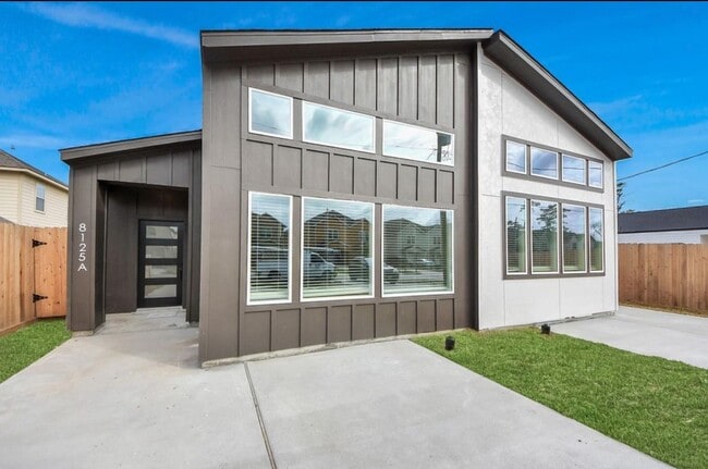Building Photo - 8125 Cabot St