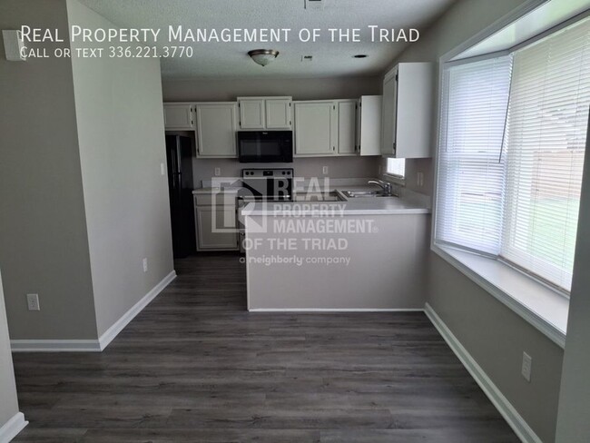 Building Photo - 3 Bedroom/2.5 Bath w/corner culdesac lot i...