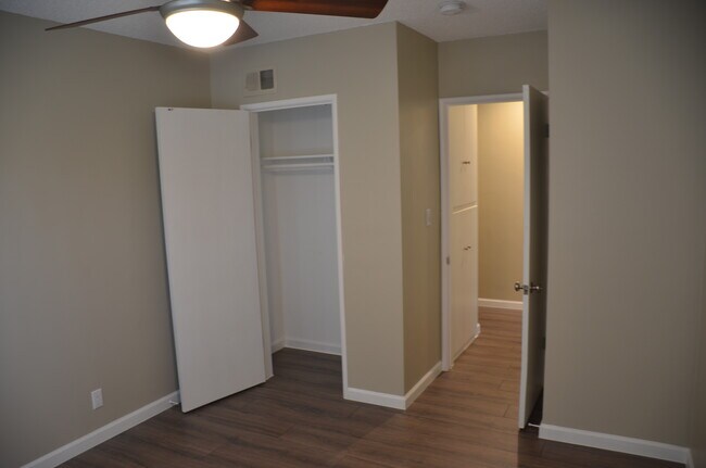 Foto del edificio - 885 S Reseda St