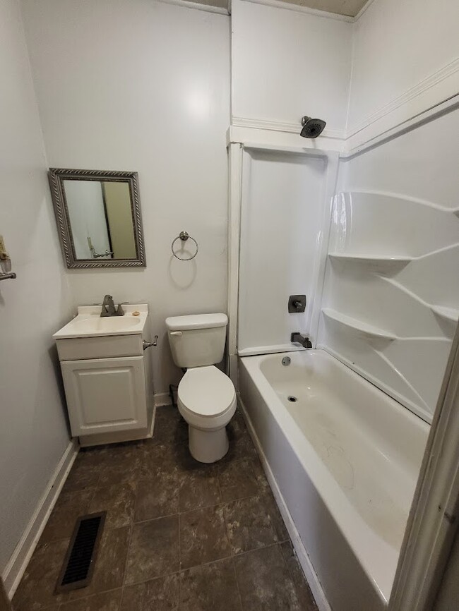 Baño - 503 Midway St