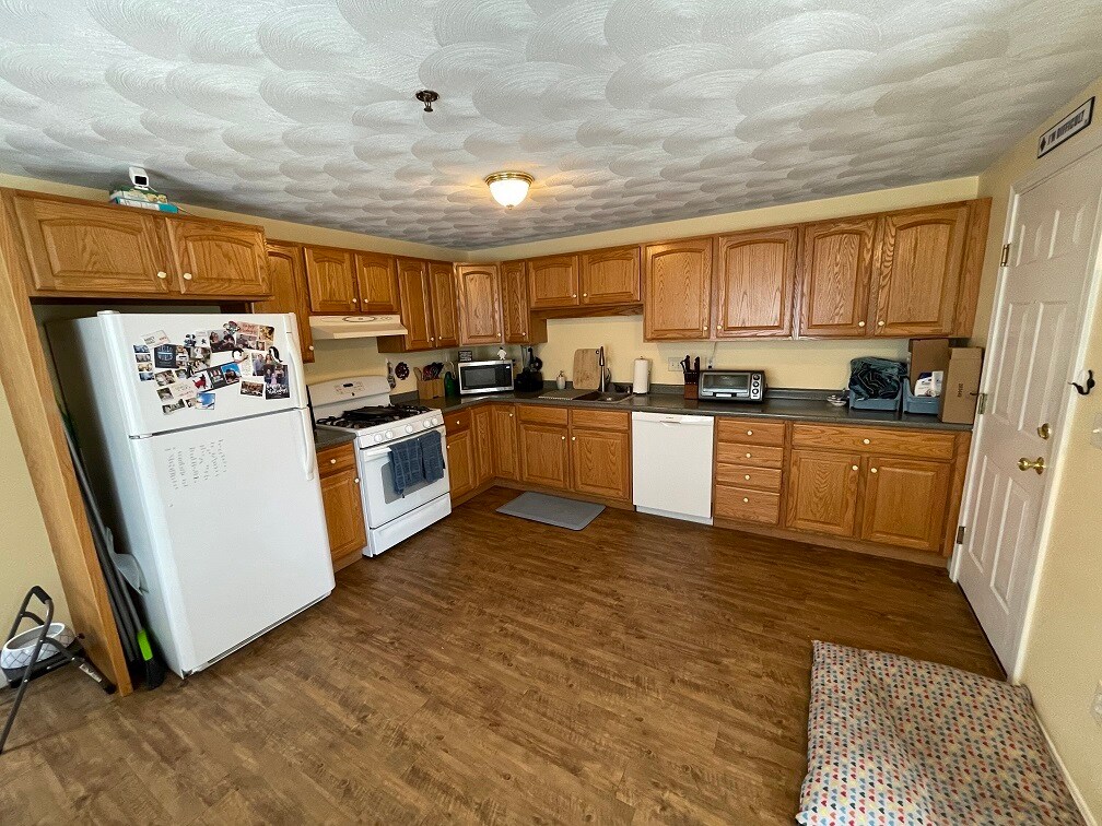 Great big eat in kitchen - 22 Railroad Ave