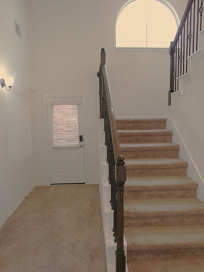 Building Photo - Conveniently located townhome in gated com...