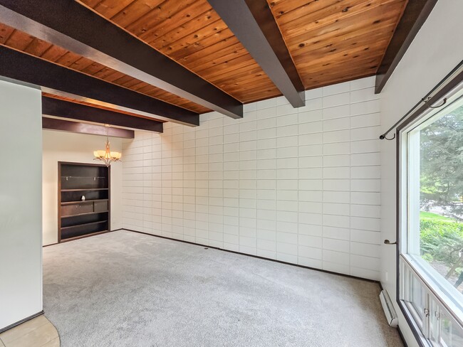 Building Photo - 614-656 56 Ave SW