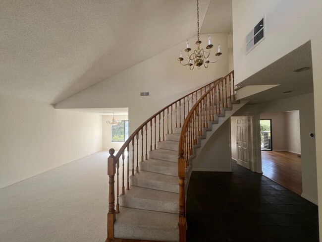 Foto del edificio - Spacious 4-Bedroom Home in Sherwood Forest...