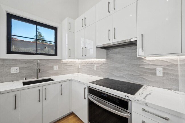 Foto del edificio - Newly Built Home With Loft in Downtown Palo Alto